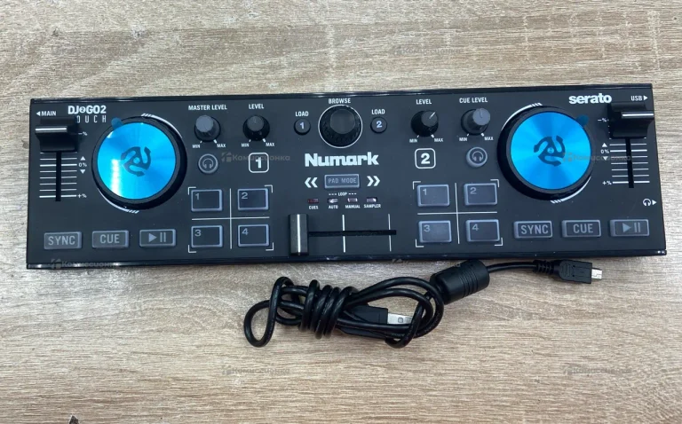 Диджейский пульт Numark DJ2GO2