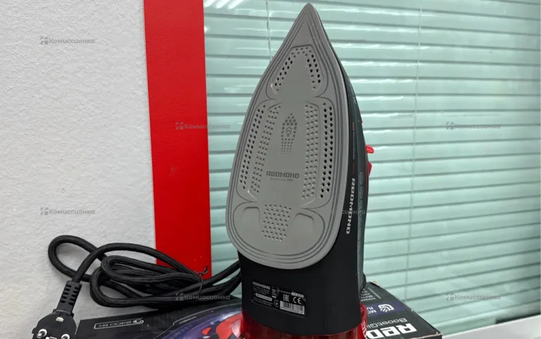 Утюг Redmond RI-C283