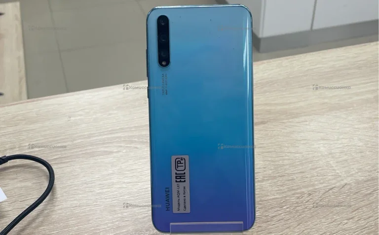 Huawei Y8p 4/128 ГБ.
