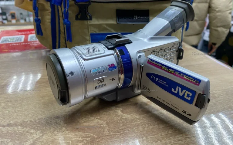 Видеокамера  JVC-GR-DV700E