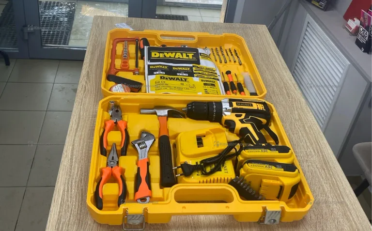 набор инструментов с шуруповертом