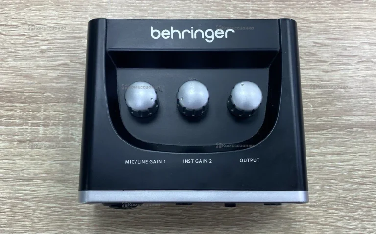 Внешняя звуковая карта Behringer U-Phoria UM2