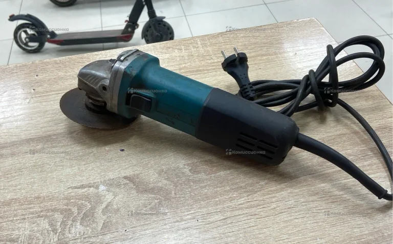 Makita УШМ 9558HN.