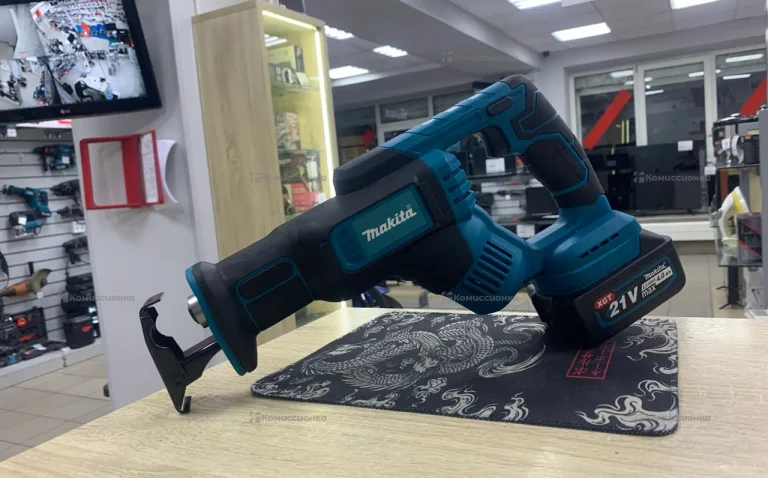 Сабельная пила Makita синий кейс