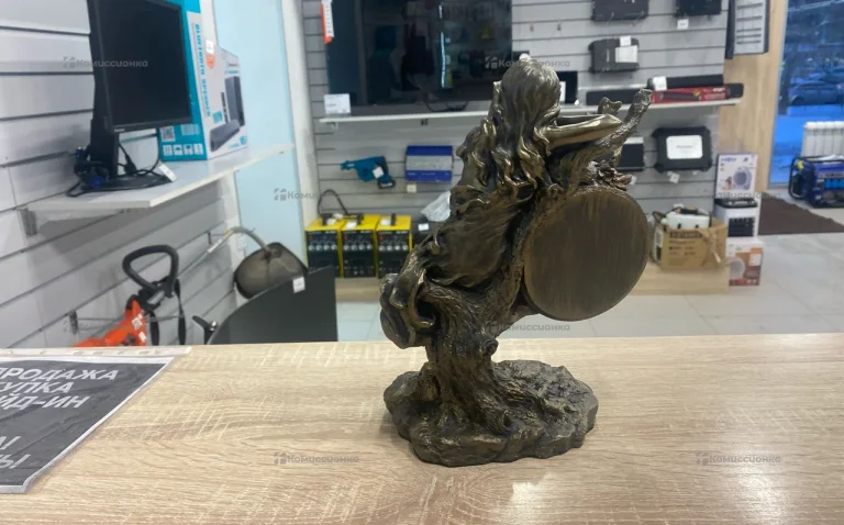 Часы  статуэтка