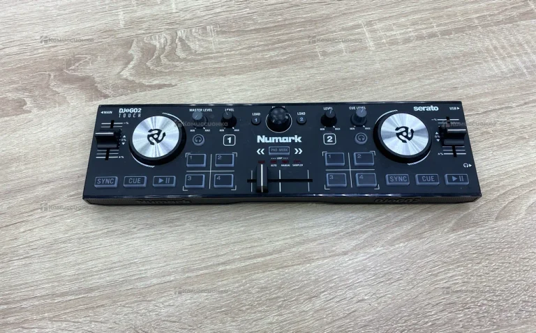 DJ контроллер Numark DJ2GO2 Touch