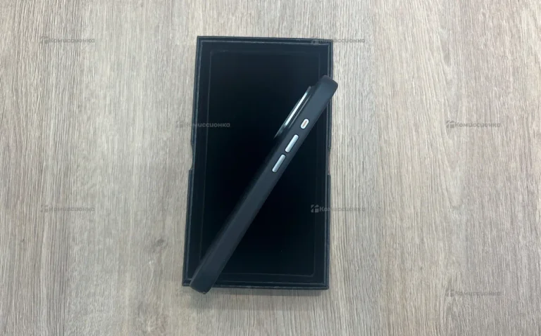 Чехол FC Карбон для Iphone 16 Pro - Лесенка (с защитой кнопок)