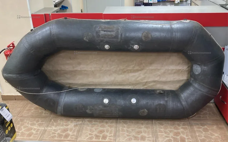 Лодка надувная черная