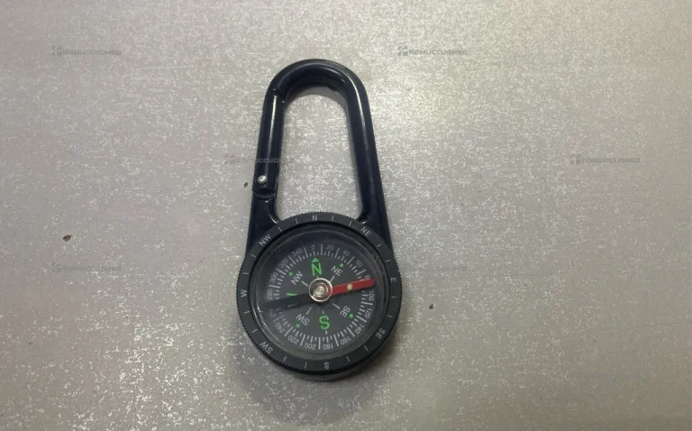 Компас металлический с карабином