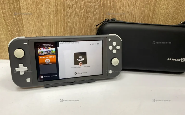 Приставка Nintendo Switch Lite.
