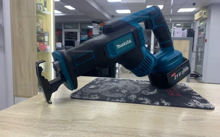 Сабельная пила Makita синий кейс