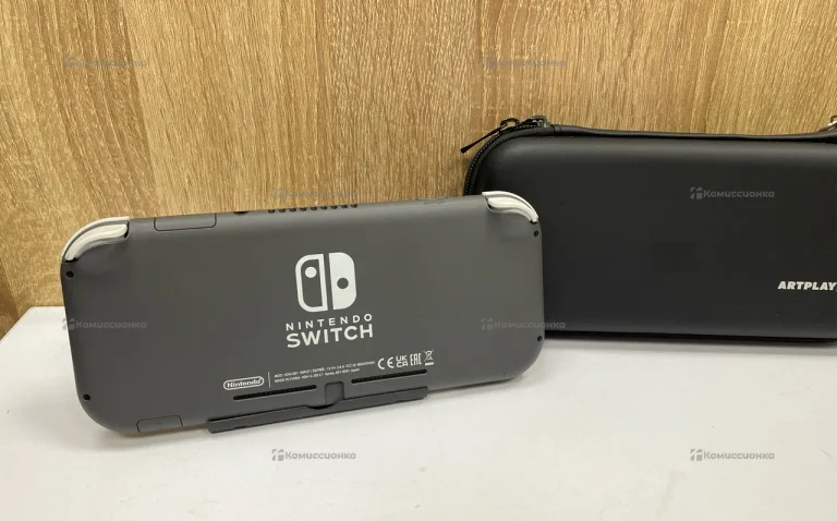 Приставка Nintendo Switch Lite.