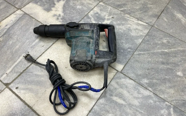 Перфоратор Makita HR 3000C