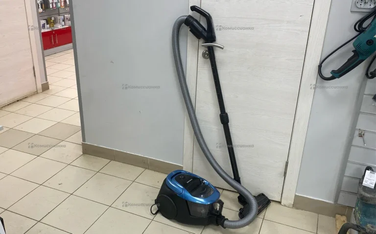 Пылесос Samsung SC18M31A0HU