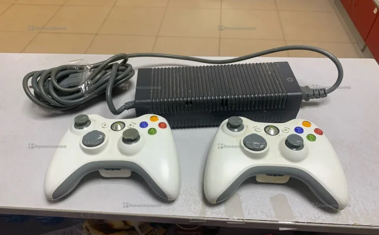 Комплект (блок питания и 2 джойстика) Xbox 360..