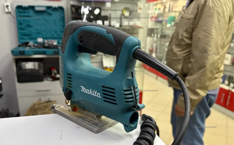 Электрический лобзик Makita 4329