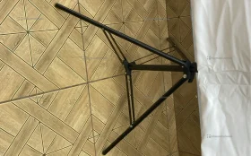 Белый фон и T образная стойка