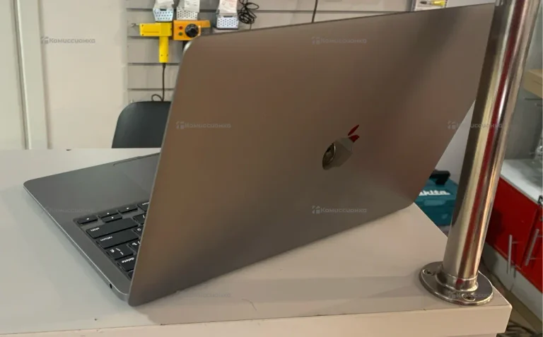 Ноутбук  MacBook air 2020 A2337