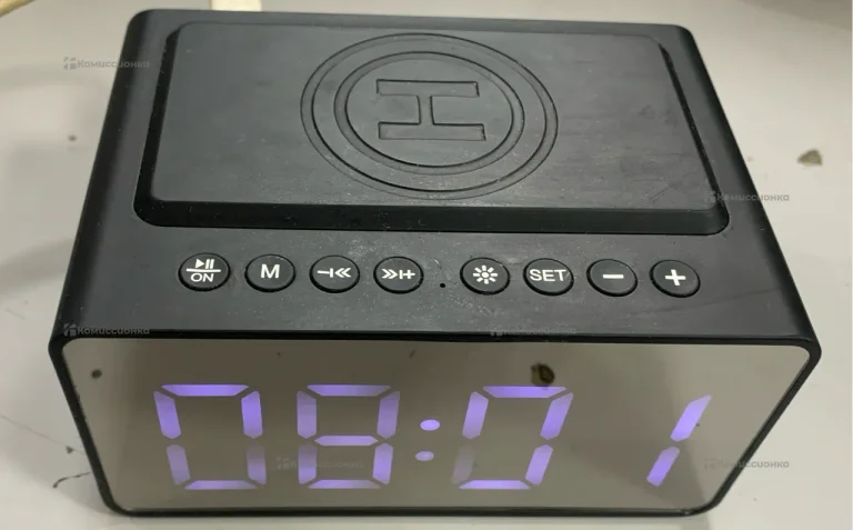 Часы с беспроводной зарядкой Dexp RC-260