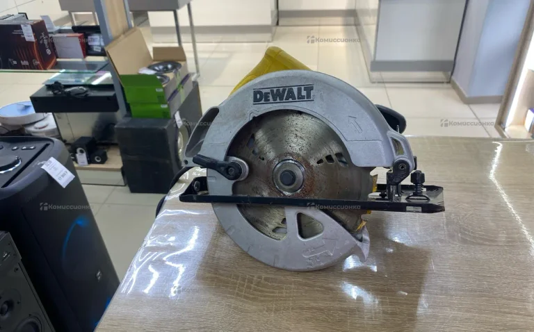 Дисковая пила DeWALT DWE 560