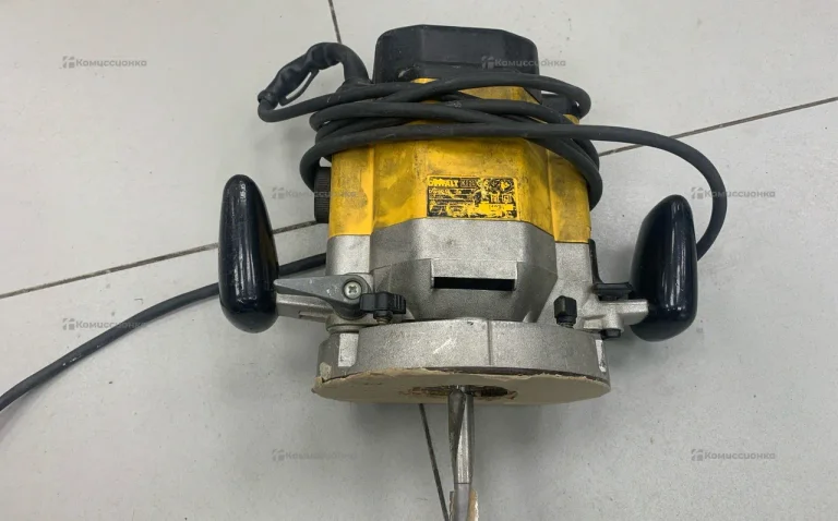 Фрезер DeWALT DW625E-QS