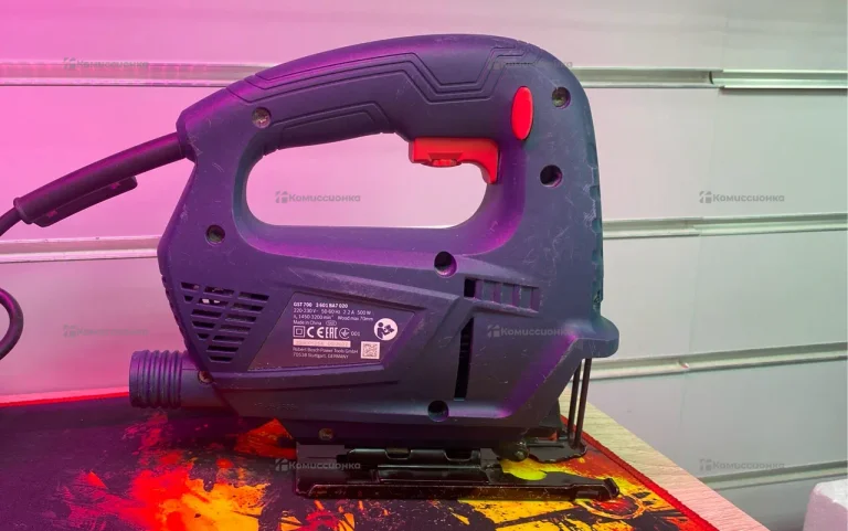 Электролобзик BOSCH  GST700