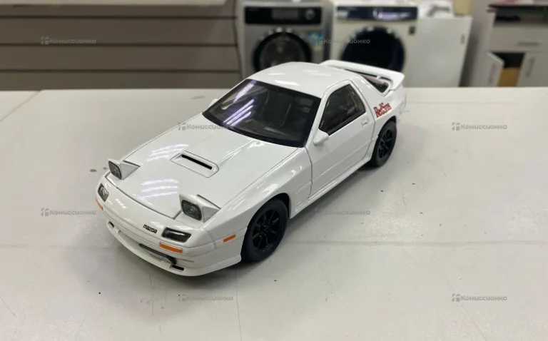 Машинка металлическая инерционная Mazda RX-7/Mazda Savanna 1985 RX-7/Мазда с откидными фарами белая длина 21см масштаб 1:24